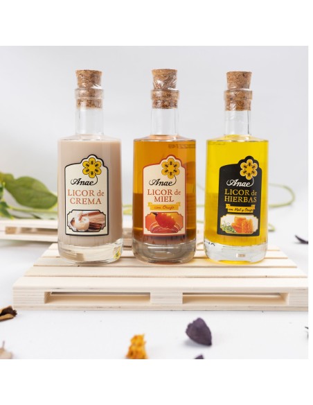 Licor de orujo de miel, licor de orujo de hierbas y miel y crema de orujo.